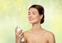 Mgiełki do twarzy, które naprawdę działają – przegląd sezonowych hitów