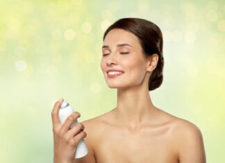 Mgiełki do twarzy, które naprawdę działają – przegląd sezonowych hitów