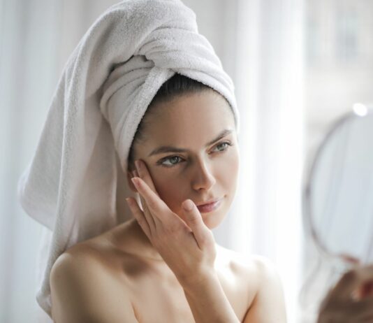 Trening + pielęgnacja: co nakładać na skórę przed i po siłowni?