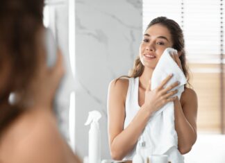 Kiedy ostatnio wymieniłaś ręcznik do twarzy? 5 mikrogrzechów, które psują cerę
