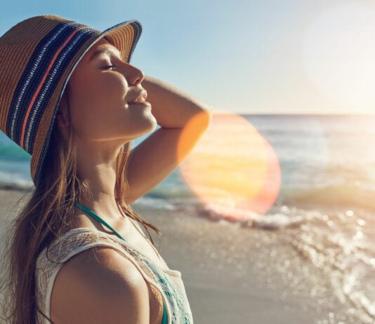 Letni stres dla skóry – jak chronić cerę przed kortyzolem, słońcem i klimatyzacją