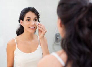 Najlepsze akcesoria do demakijażu – porównujemy rękawiczki, ściereczki i płatki wielorazowe