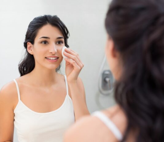 Najlepsze akcesoria do demakijażu – porównujemy rękawiczki, ściereczki i płatki wielorazowe