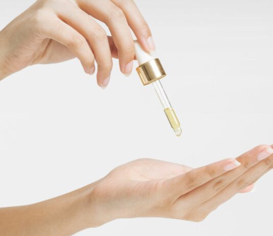 TOP 5 naturalnych olejków do pielęgnacji dłoni i paznokci – działają lepiej niż manicure SPA