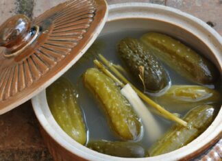 Kiszonki na lato — czy warto jeść je codziennie i jak wpływają na cerę?