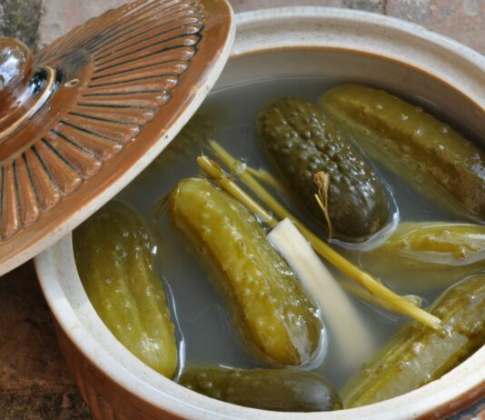 Kiszonki na lato — czy warto jeść je codziennie i jak wpływają na cerę?