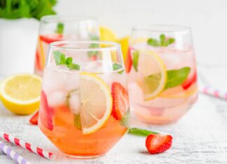 Letnie napoje jak z Pinteresta – efektowne, szybkie i orzeźwiające w 3 minuty