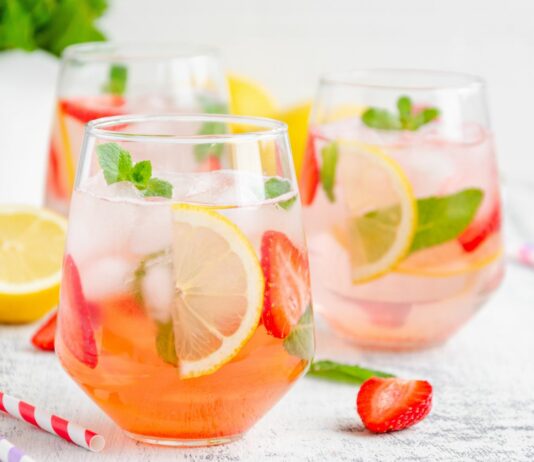 Letnie napoje jak z Pinteresta – efektowne, szybkie i orzeźwiające w 3 minuty