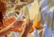Kosmetyki, które warto mieć latem pod ręką – nie tylko SPF!