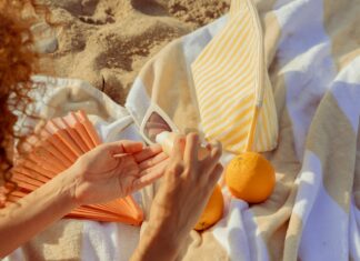 Kosmetyki, które warto mieć latem pod ręką – nie tylko SPF!