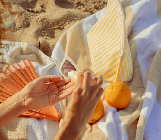 Kosmetyki, które warto mieć latem pod ręką – nie tylko SPF!