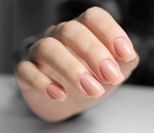 Paznokcie minimalistki – top 5 kolorów nude, które pasują każdemu