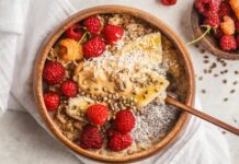 Jak wzbogacić owsiankę, by była bardziej sycąca i odżywcza?