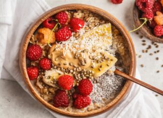 Jak wzbogacić owsiankę, by była bardziej sycąca i odżywcza?