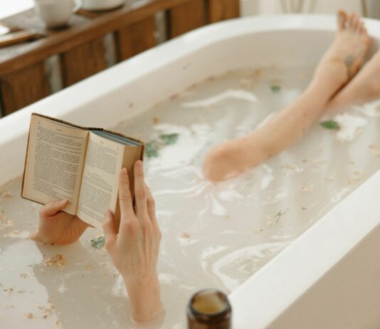 Wieczór dla siebie – 5 pomysłów na kobiecy relaks bez ekranu