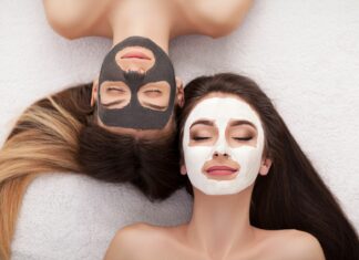 Czego nie robić skórze po przebudzeniu? 5 częstych błędów