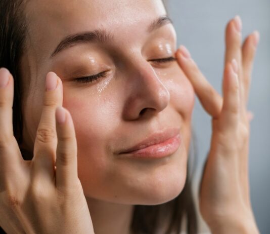 Domowe spa dla twarzy – co zrobić w 30 minut, by wyglądać jak po zabiegu?