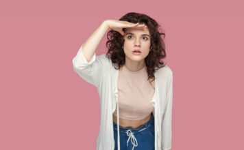 Niebieskie światło – cichy wróg Twoich oczu i snu. Jak się przed nim chronić?