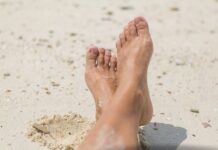 Boso po plaży – jak zabezpieczyć stopy przed piaskiem, solą i słońcem