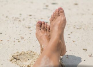 Boso po plaży – jak zabezpieczyć stopy przed piaskiem, solą i słońcem