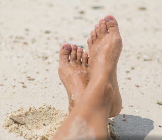 Boso po plaży – jak zabezpieczyć stopy przed piaskiem, solą i słońcem