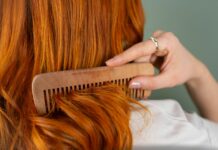 Czesanie na mokro czy na sucho? Odkryj, co naprawdę służy Twoim włosom