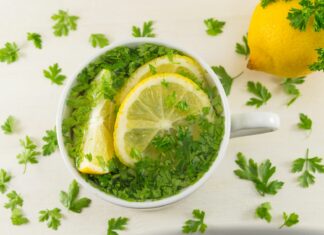 Napój z pietruszki i cytryny – detoks, który robi też glow na skórze