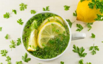 Napój z pietruszki i cytryny – detoks, który robi też glow na skórze
