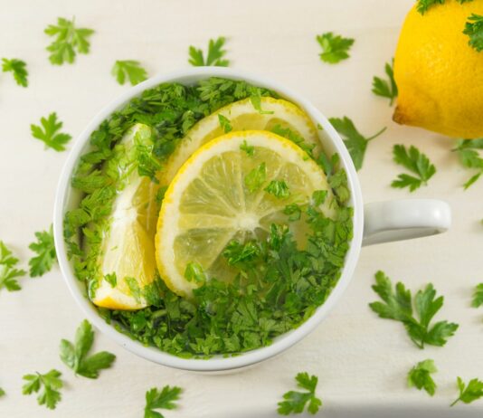 Napój z pietruszki i cytryny – detoks, który robi też glow na skórze