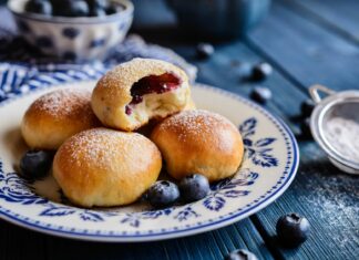 Jagodzianki jak u babci – prosty przepis na puszyste bułeczki pełne jagód