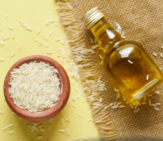 Japonki robią masaż olejkiem z ryżu. Efekt? Skóra jak porcelana bez makijażu