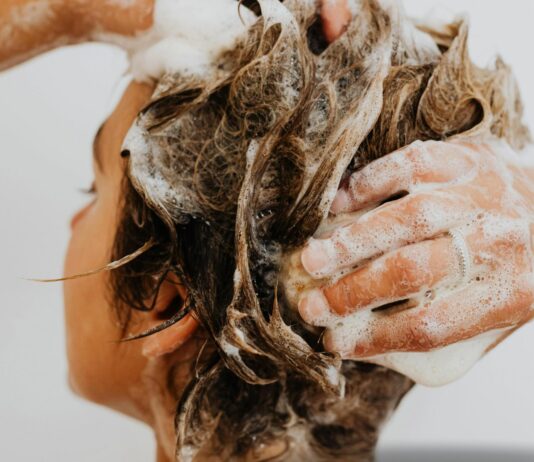 Płukanka z kawy – naturalny sposób na przyciemnienie i wzmocnienie włosów