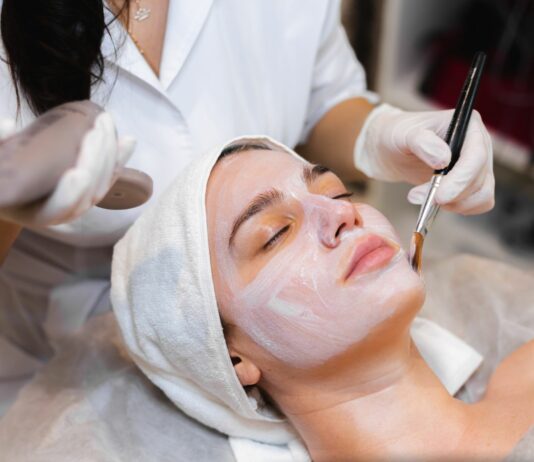 Czy kwasy naprawdę zastąpią Ci peeling mechaniczny? Jesienny poradnik peelingów