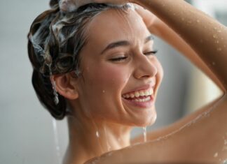 Weekendowy rytuał włosów – olejowanie, peeling skóry głowy i odrobina luksusu