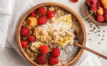 Najlepsze przepisy na owsianki, które smakują jak deser