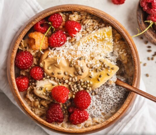 Najlepsze przepisy na owsianki, które smakują jak deser