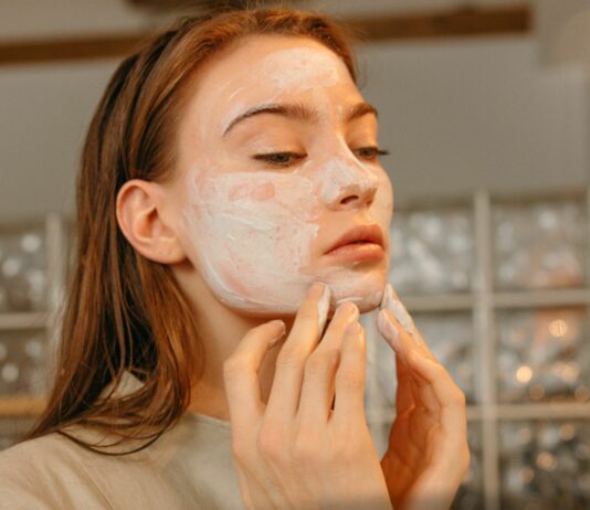 Cera po lecie woła o pomoc – zabiegi i kosmetyki, które przywrócą blask