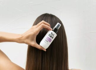 Dlaczego włosy wypadają jesienią… i jak je uratować?