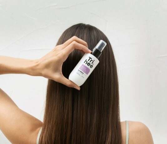 Dlaczego włosy wypadają jesienią… i jak je uratować?