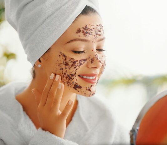 Weekend bez niedoskonałości: jak wyciszyć „hormonalne” zmiany