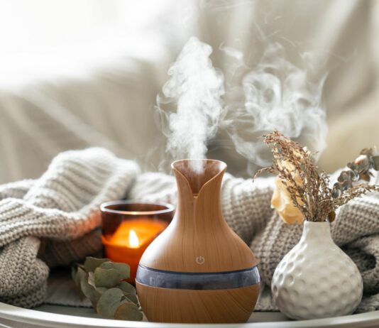 Jesienne zapachy w domu: świeca vs. dyfuzor — co jest zdrowsze?