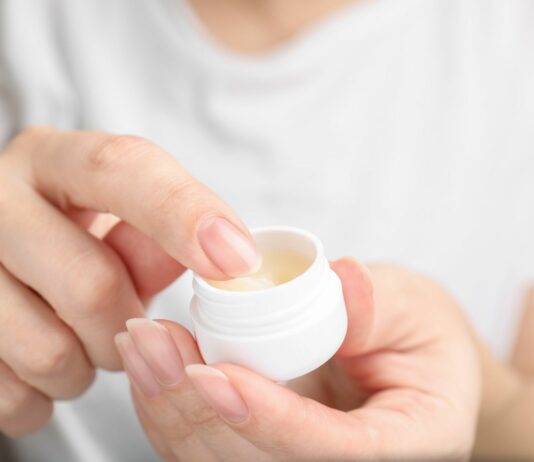 1 produkt, 3 zastosowania: wazelina i lanolina na usta, skórki i brwi