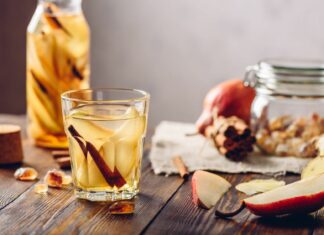 Woda z cytryną vs woda z cynamonem – co wybrać na dzień dobry?