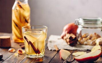 Woda z cytryną vs woda z cynamonem – co wybrać na dzień dobry?