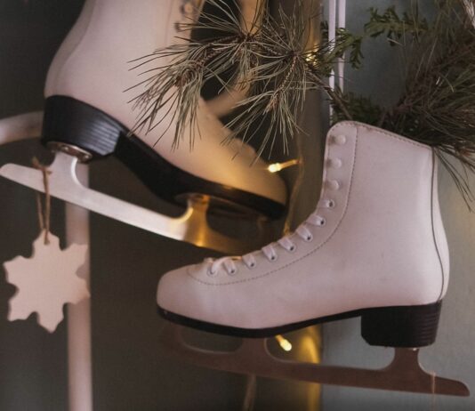 Zimowe sporty, które robią formę same z siebie: od sanek po łyżwy