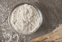 Dieta przeciw „spuchniętej twarzy”: co naprawdę zatrzymuje wodę w organizmie