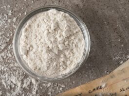 Dieta przeciw „spuchniętej twarzy”: co naprawdę zatrzymuje wodę w organizmie