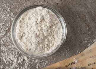 Dieta przeciw „spuchniętej twarzy”: co naprawdę zatrzymuje wodę w organizmie