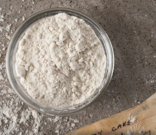 Dieta przeciw „spuchniętej twarzy”: co naprawdę zatrzymuje wodę w organizmie