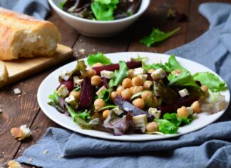 Sałatka świąteczna, którą każdy pyta o przepis (i nie ma w niej majonezu)